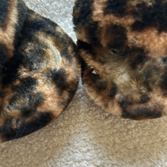 Ugg platform slipper - Picture 2 of 2